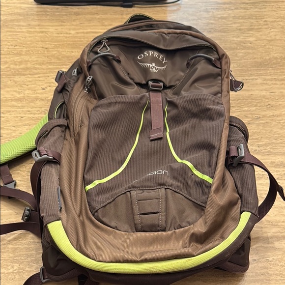 Osprey Pandion Men's 28L Backpack in Brown and Neon Green - Picture 1 of 6